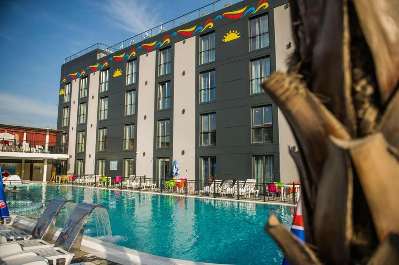 Garni Hotel Hollywoodland Wellness & Aquapark Belgrade Exterior photo